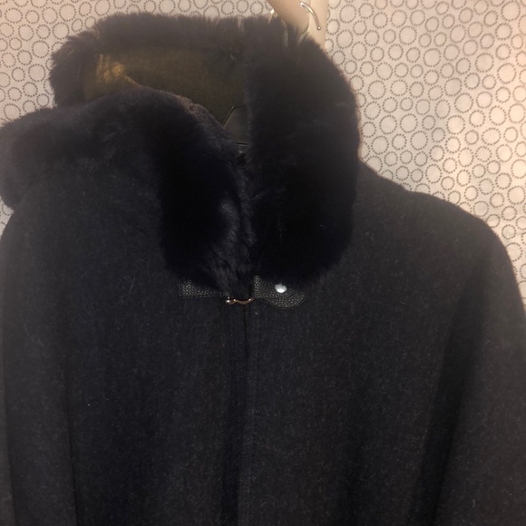 Soft Wool cape lined w/fur Navy blue green inside. - Picture 3 of 10